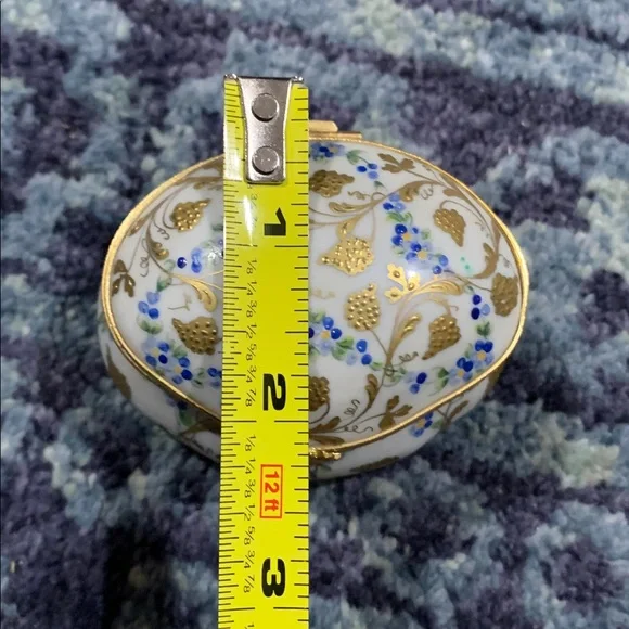 Vintage French Floral Ceramic very ornate Limoges trinket box w hinged lid - Picture 10 of 11